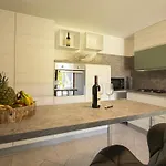 Апартаменты Veranda With Jacuzzi & Bbq 1 Minute From The